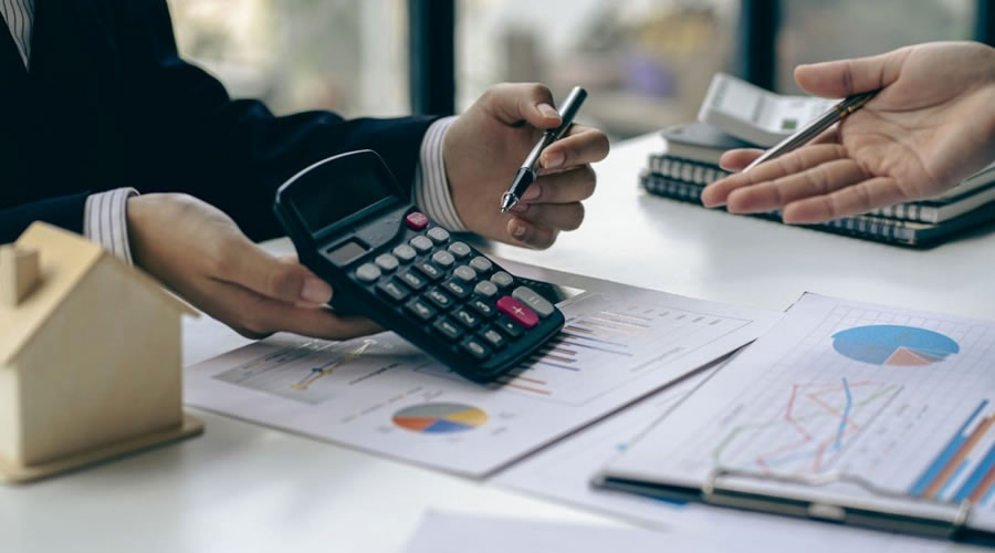 Qué es la tasa de interés y cómo impacta tus préstamos, ahorros y deudas