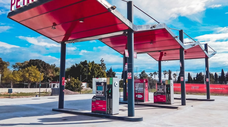 Petroprix, la bencinera “low cost”, prepara su llegada a Chile y podría generar competencia en precios